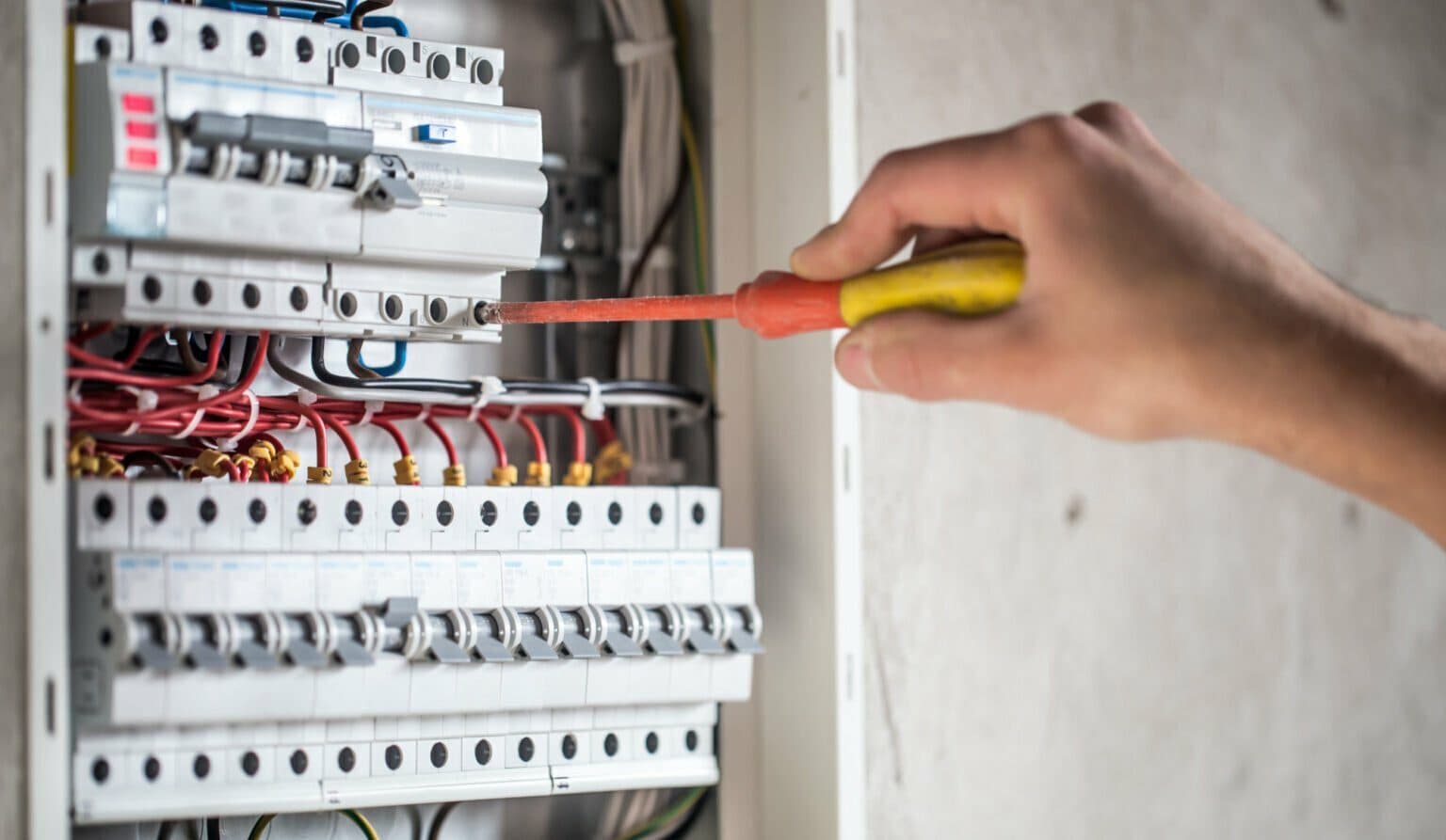 JK+ elektriker arbejder med el-installation i bolig